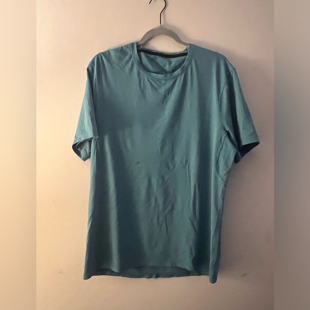 Men’s lululemon athletic shirt